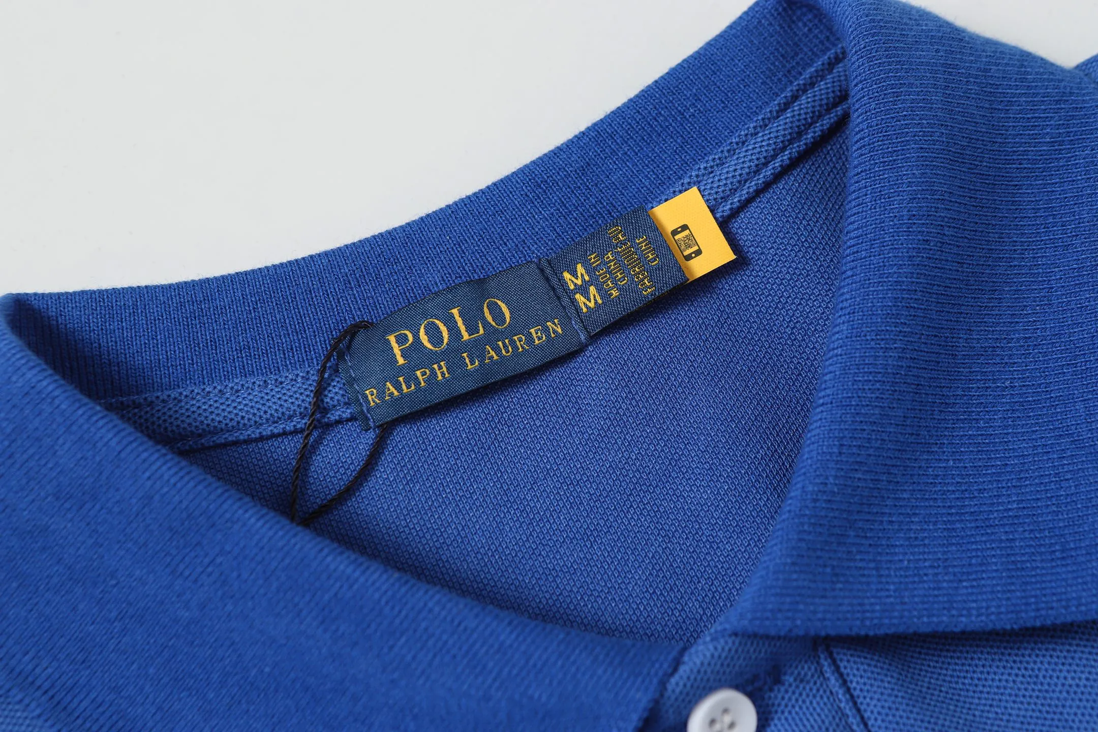 P156 Style number: A016 [Ralph Lauren classic bear print Polo shirt] ✅250 grams of fine cotton pique fabric, custom-woven and dyed threads ✅Original stickers Scan the QR code to enter the official website ✅Large version, loose and stylish, can wear up to 210 pounds Color: black, white, navy, blue, sky blue, dark gray, floral gray Size: S-XL